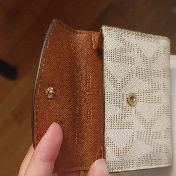 Michael Kors Set Charm Small Logo and Leather Envelope Trifold Wallet - Picture 3 of 3